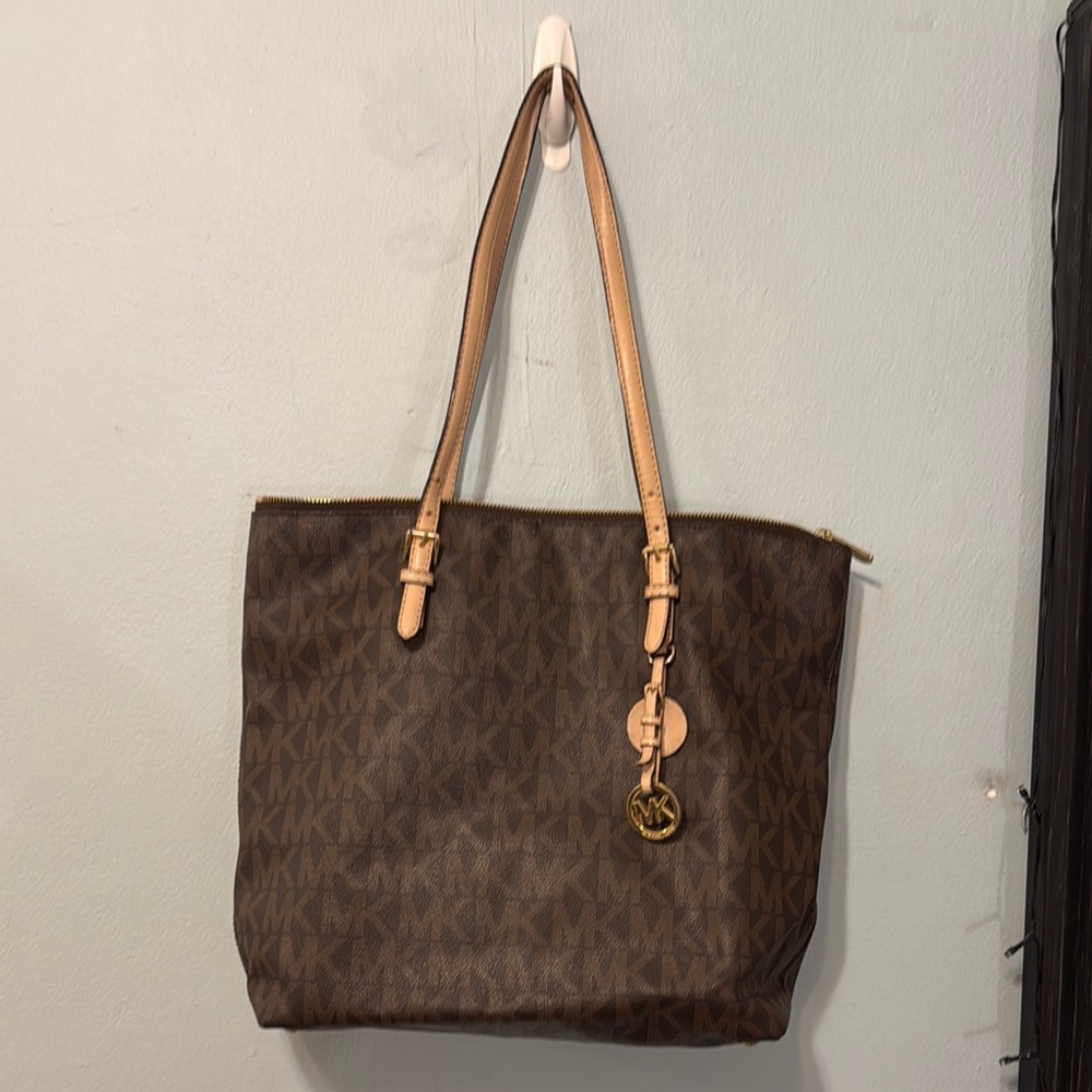 Michael Kors Brown Tote with Classic Shape and Textured Material